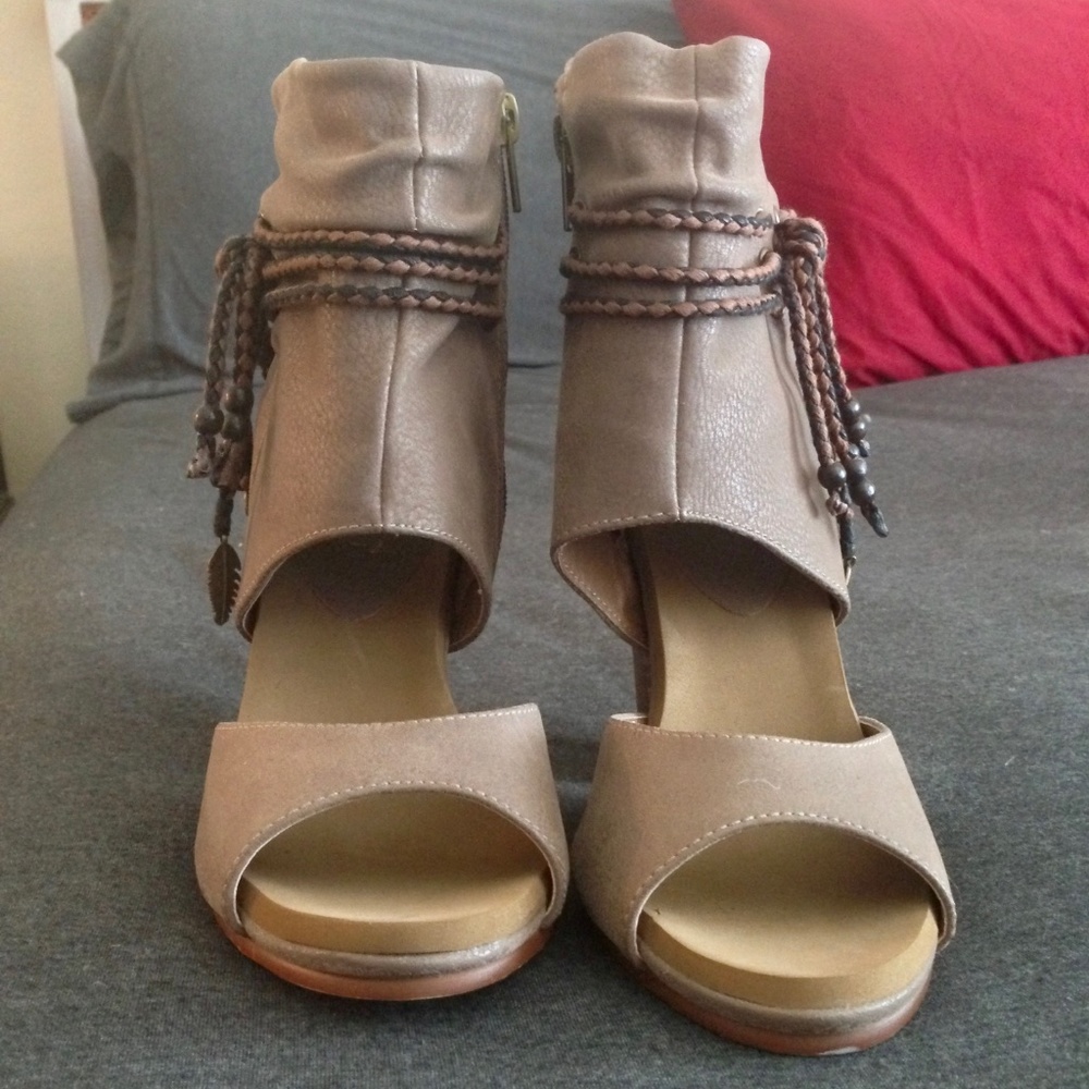 Bootie Heals - Picture 3 of 5